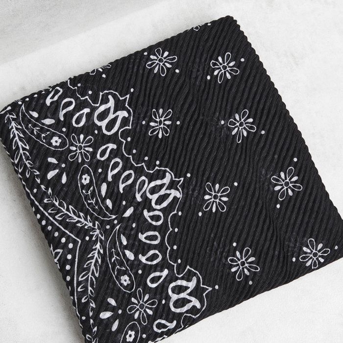 Écharpe plissée noire motif bandana