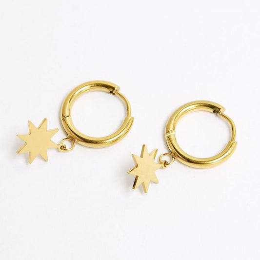 Boucles d'oreilles mini-créoles en acier doré avec étoiles pendantes